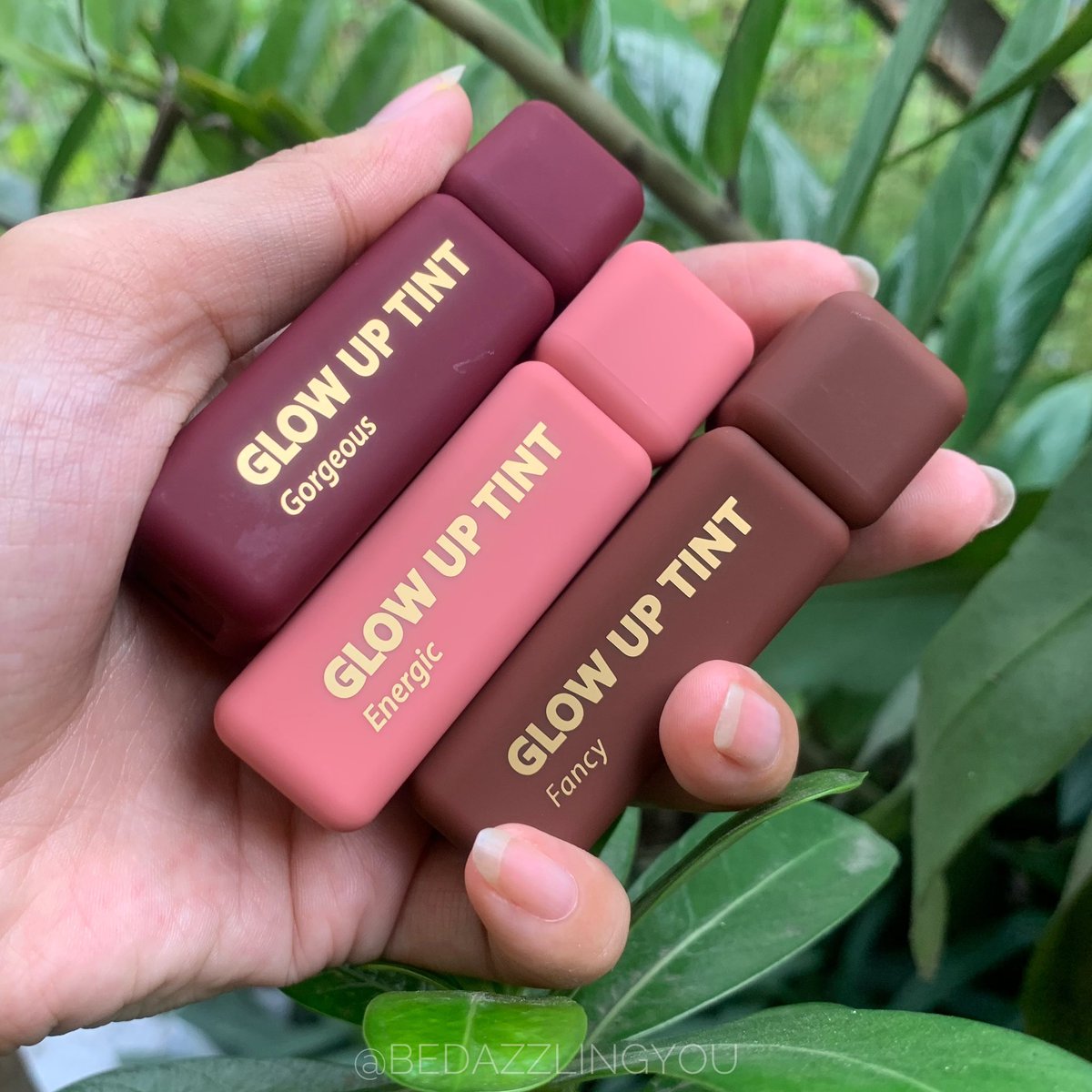 bedazzlingyou's tweet photo. Permisi, ini cantikkk bgt shade barunya??? @raeccaid 

Beneran bikin shade #NotYourOrdinaryColor yg cocok bgt buat special occasion, dan buat jiwa slay mu 💅🏻

Mumpung baru launching nih, jiwa fomo ini menggebu bgt pasti 😩🏃🏻‍♀️
https://t.co/qPzPQWrU8m

#racunmakeup https://t.co/Ml53yiVcWa