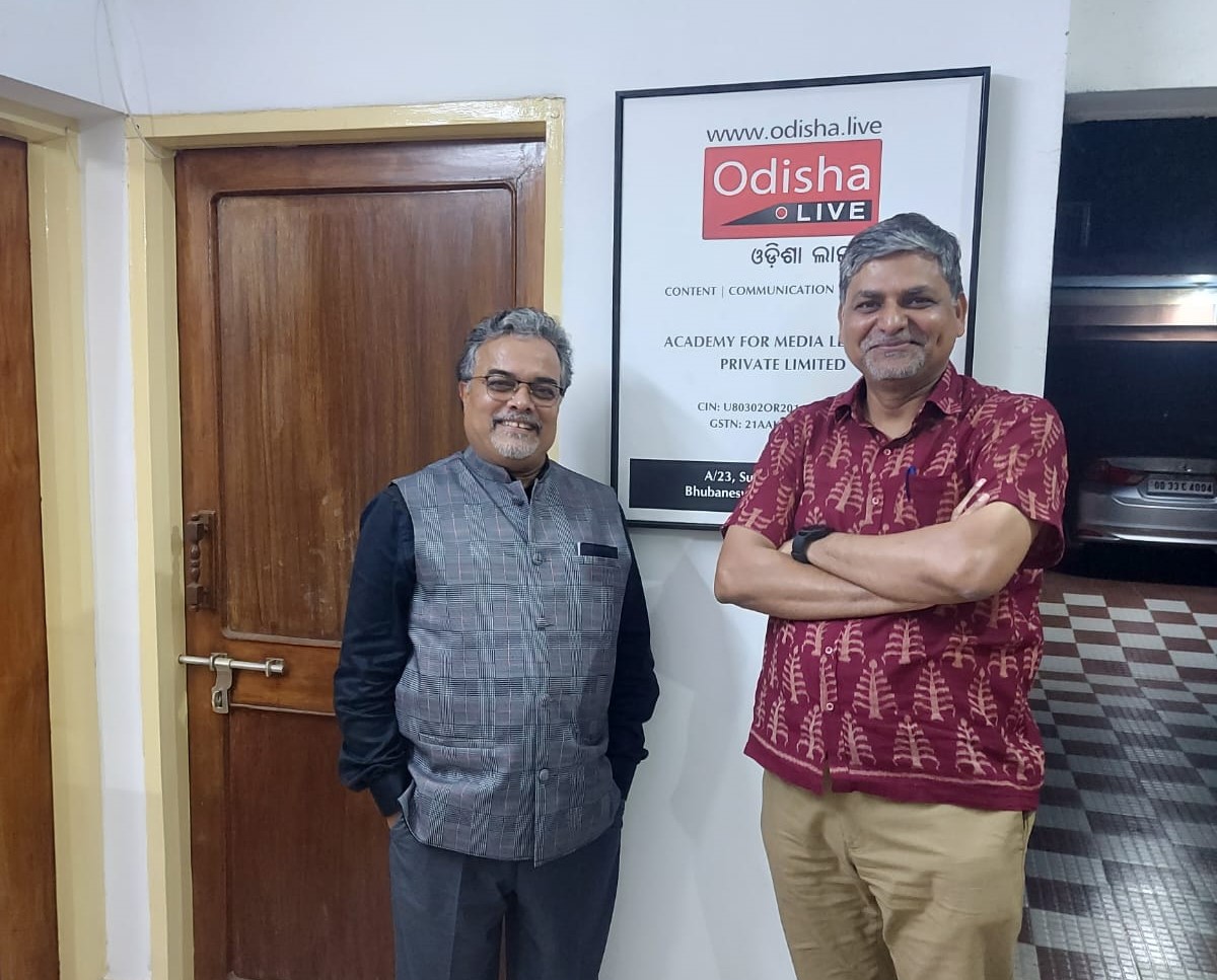 Thank you Prof Ujjwal K Chowdhury (@ukcglobal) for visiting the studio & newsroom at @OdishaLive & @SwasthyaP, interacting with & inspiring our young teams. Your talk on the impact of #ChatGPT & other #AI based tools was highly contemporary! @sidharthrath @Odisha_Plus