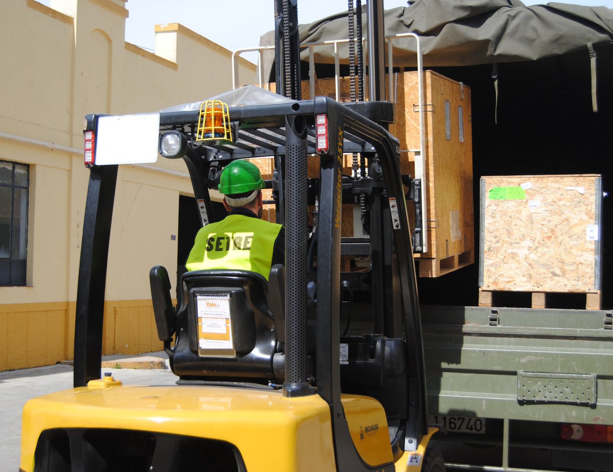 COMGECEU_ET's tweet photo. El #SETRE Servicio de Transporte de Recursos del @EjercitoTierra de la #ULOG23 de la #COMGECEU gestiona y controla de forma óptima los flujos de materiales para que sus unidades de combate y de apoyo al combate cumplan con la misión encomendada.
#Servirparaservir
@MCANA_ET https://t.co/n8oMJQAnOC