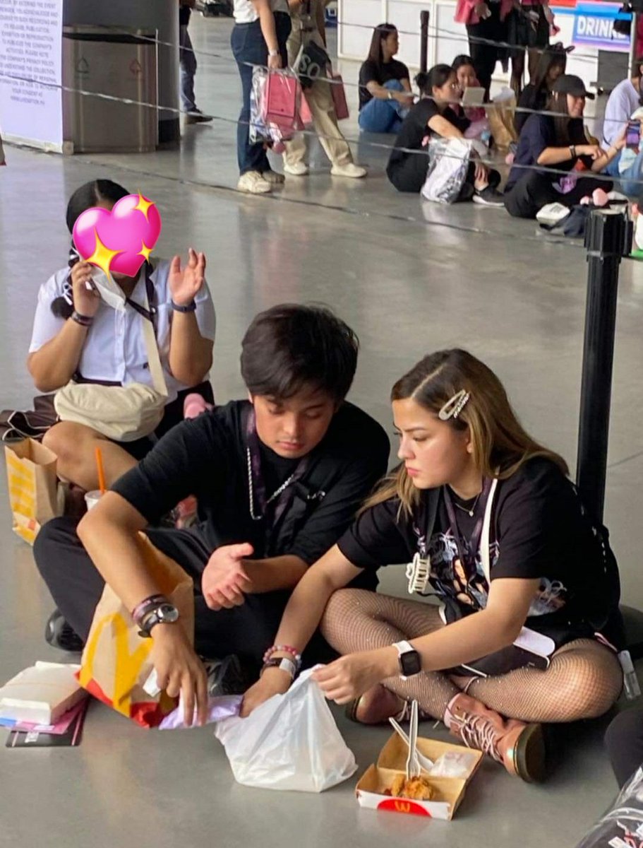 iainptolemiuse's tweet image. kdlex lining up just like everybody else for the bp concert✨