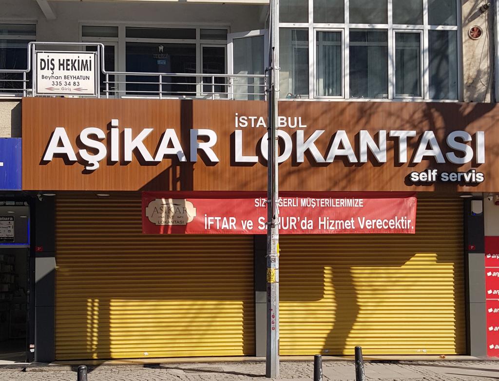 Eskiden, o kadar çok eski değil bir 30 yıl önce, Mübarek Ramazan'da yemek hizmeti veren bir çok işyeri kapalı olurdu. 
Bu, oruca bir saygı ifadesiydi. 
Allah böyle insanların kazançlarını bereketlendirsin inşallah.