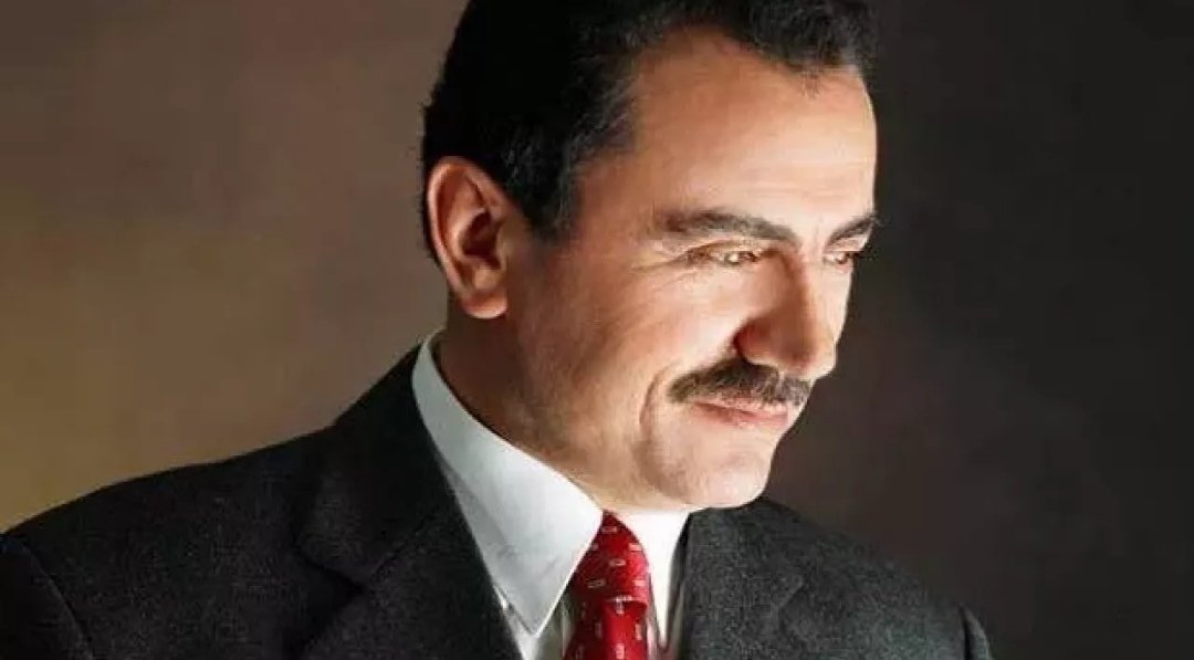 Durun kapanmayın pencerelerim
Güneşimi kapatmayın
Beton çok soğuk üşüyorum.

Mekanın cennet olsun Reisim🌹