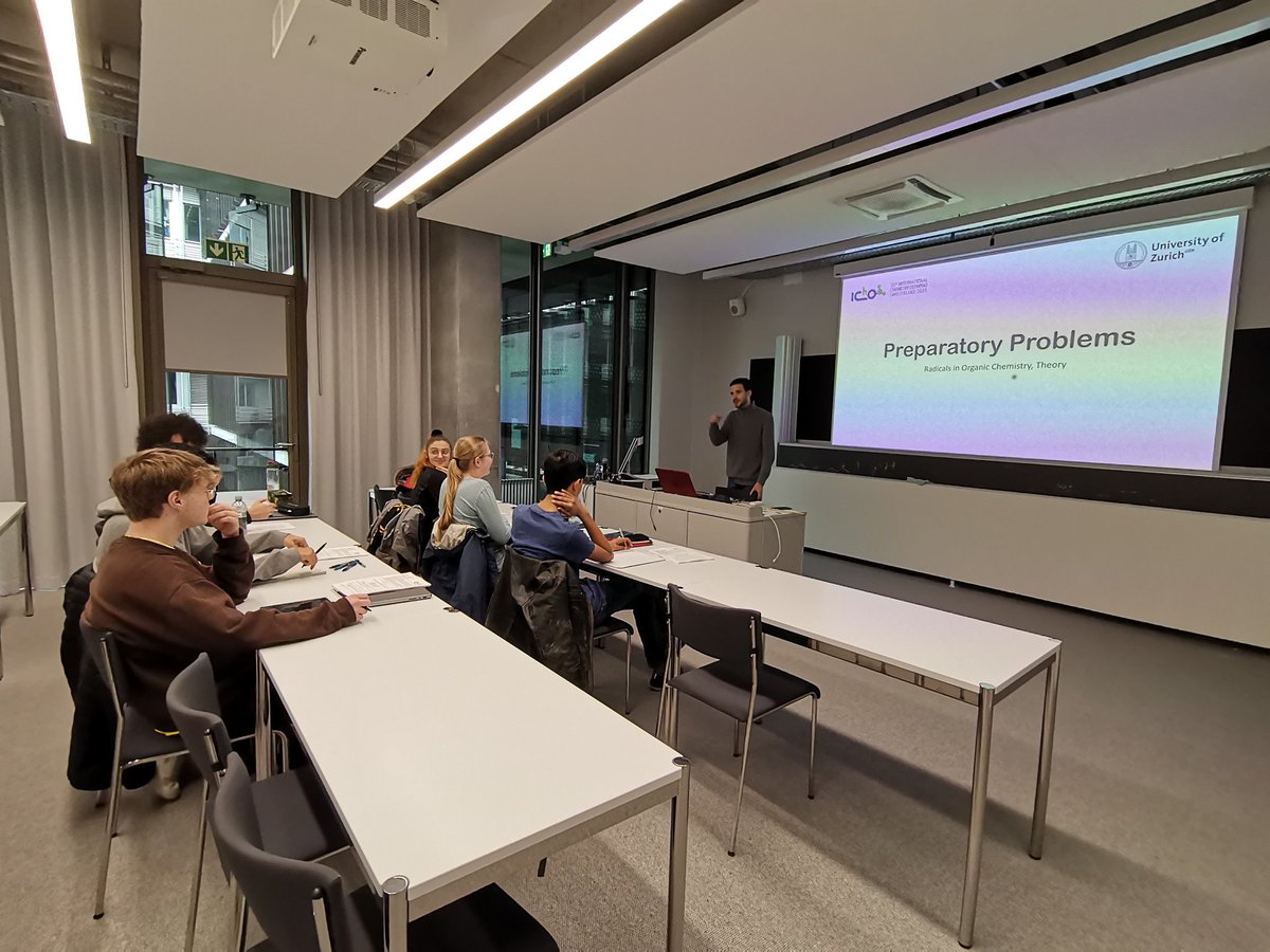 michal_juricek's tweet image. The crowd of excited students is here, the Swiss Chemistry Olympiad preparatory weekend @UZH_Chemistry can start, Sergio @CuestaGalisteo kicking off with radicals! 👏 @UZH_en @UZH_ch @JuricekLab @IChO2023