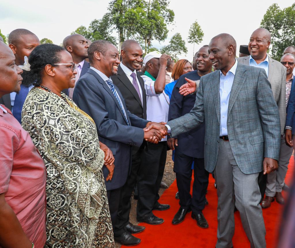 NLC_Kenya's tweet photo. NLC Chairperson Gershom Otachi welcoming President William Ruto at the proposed affordable housing project in Sironga, Nyamira County.
Mr. Otachi also engaged with Land @CS_Njeru &amp; West Mugirango MP Stephen Mogaka at the venue as they awaited the arrival of H.E. the President. https://t.co/ggjRK7HlQ2
