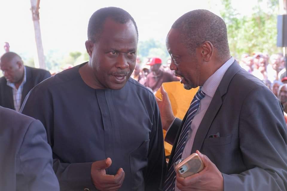 NLC_Kenya's tweet photo. NLC Chairperson Gershom Otachi welcoming President William Ruto at the proposed affordable housing project in Sironga, Nyamira County.
Mr. Otachi also engaged with Land @CS_Njeru &amp; West Mugirango MP Stephen Mogaka at the venue as they awaited the arrival of H.E. the President. https://t.co/ggjRK7HlQ2