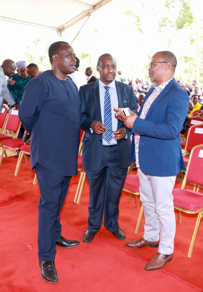 NLC_Kenya's tweet photo. NLC Chairperson Gershom Otachi welcoming President William Ruto at the proposed affordable housing project in Sironga, Nyamira County.
Mr. Otachi also engaged with Land @CS_Njeru &amp; West Mugirango MP Stephen Mogaka at the venue as they awaited the arrival of H.E. the President. https://t.co/ggjRK7HlQ2