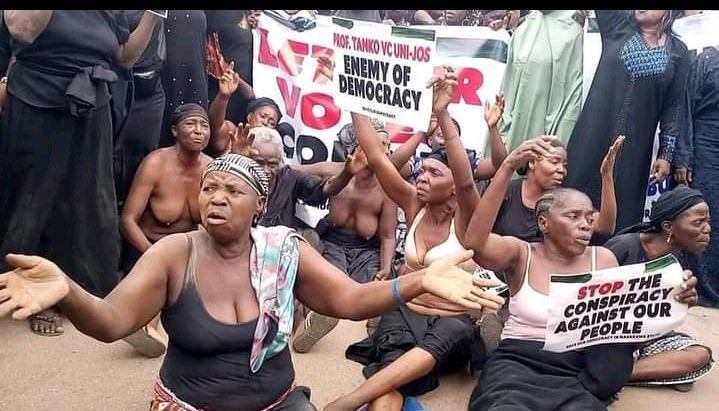 redcap_blondie's tweet image. Nasarawa women took to the streets to protest against the gubernatorial election held on Saturday, demanding that their mandate be recognized. We urge INEC to take appropriate action.

Deborah| Yoruba Muslims| B.O.D Sam Amadi| Appeal Court| Ekweremadu|