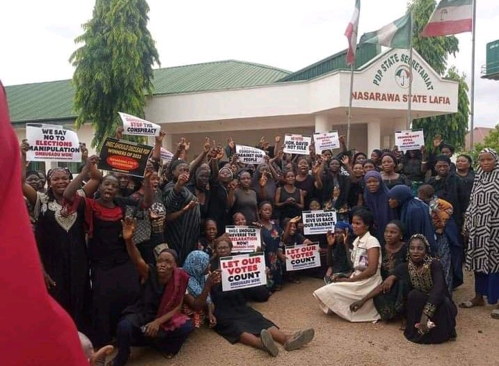 redcap_blondie's tweet image. Nasarawa women took to the streets to protest against the gubernatorial election held on Saturday, demanding that their mandate be recognized. We urge INEC to take appropriate action.

Deborah| Yoruba Muslims| B.O.D Sam Amadi| Appeal Court| Ekweremadu|