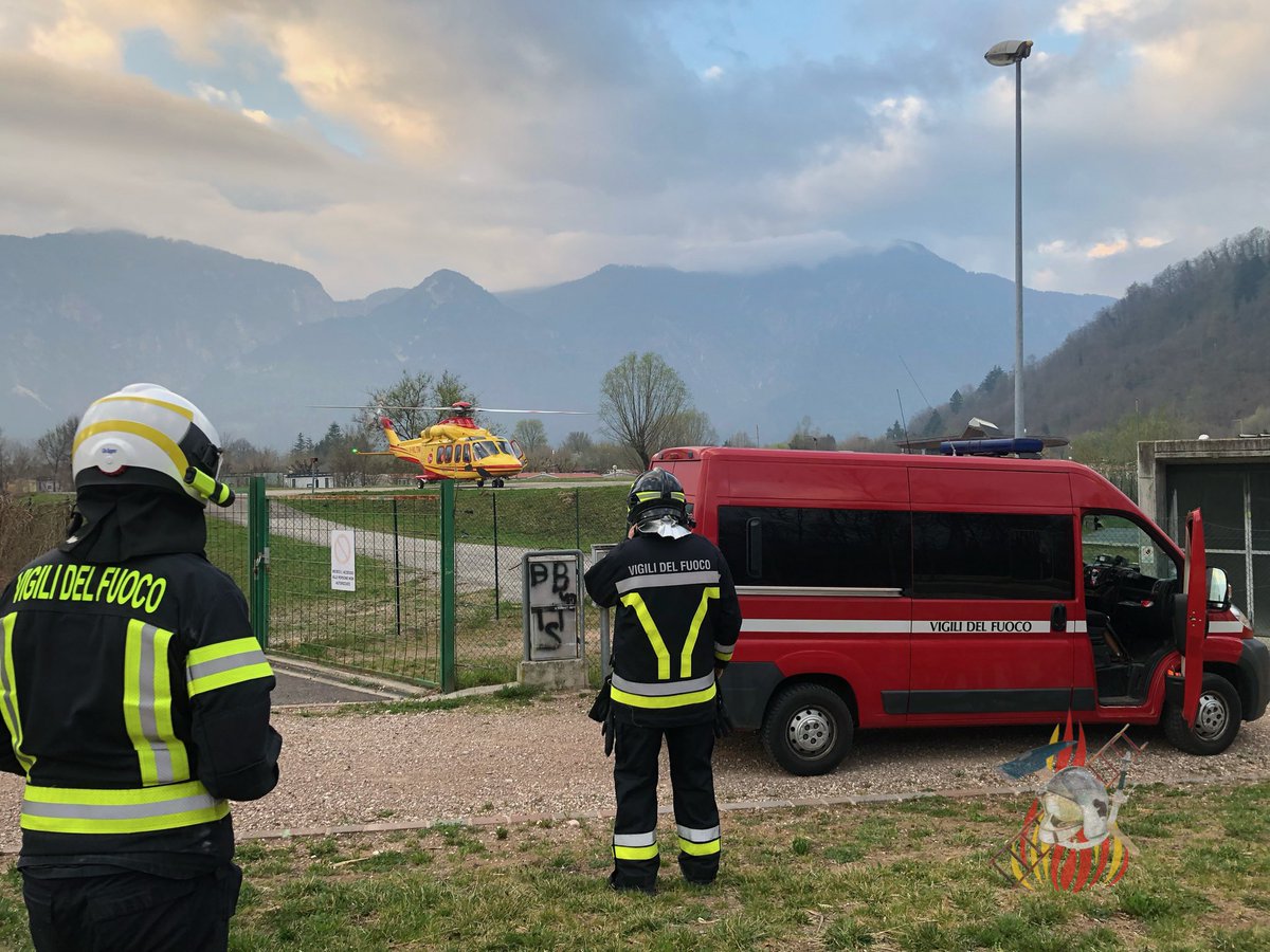 VVFLevicoTerme's tweet photo. 25/03/2023 ore 05:49
#soccorso a persona con #DAE #AED e supporto elisoccorso #HEMS #IVLTN https://t.co/Fg5LCuyZHy