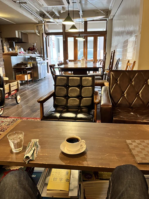古川商店街脇の小さなギャラリーの展示を冷やかしてから近くのカフェで珈琲飲んでる。電気コードを編んで制作しているらしい。 