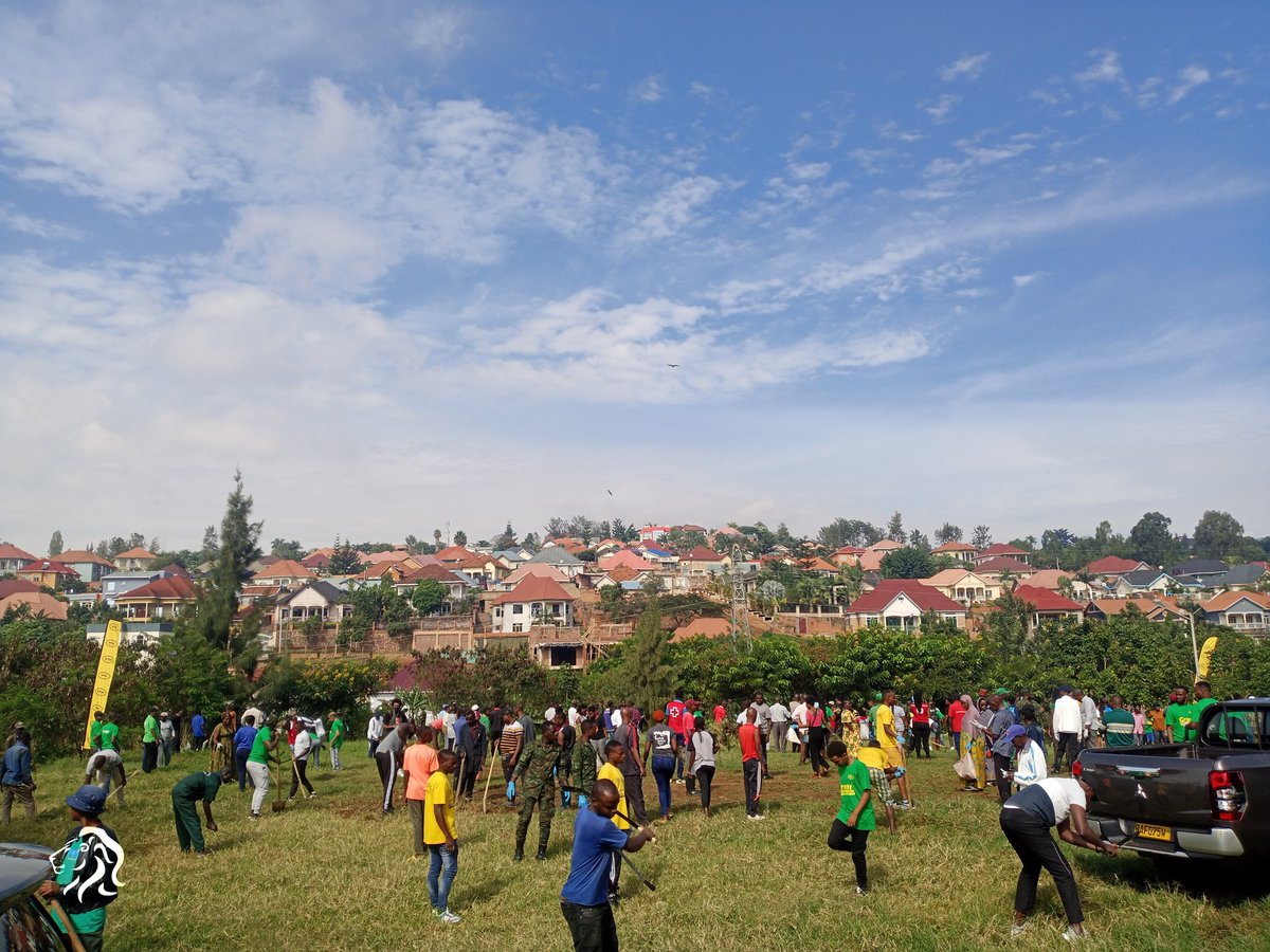 nyckanombe's tweet photo. Nonaha mu murenge wa Kanombe Akagali ka Kabeza @KicukiroDistr @NYC_kicukiro ahari kubera umuganda usoza ukwezi kwa Werurwe turimo gutunganya ubusitani mu mudugudu wa Juru kubufatanye na @MTNRwanda Green ambassador @RwandaMoD https://t.co/Up3WE4ZPHu
