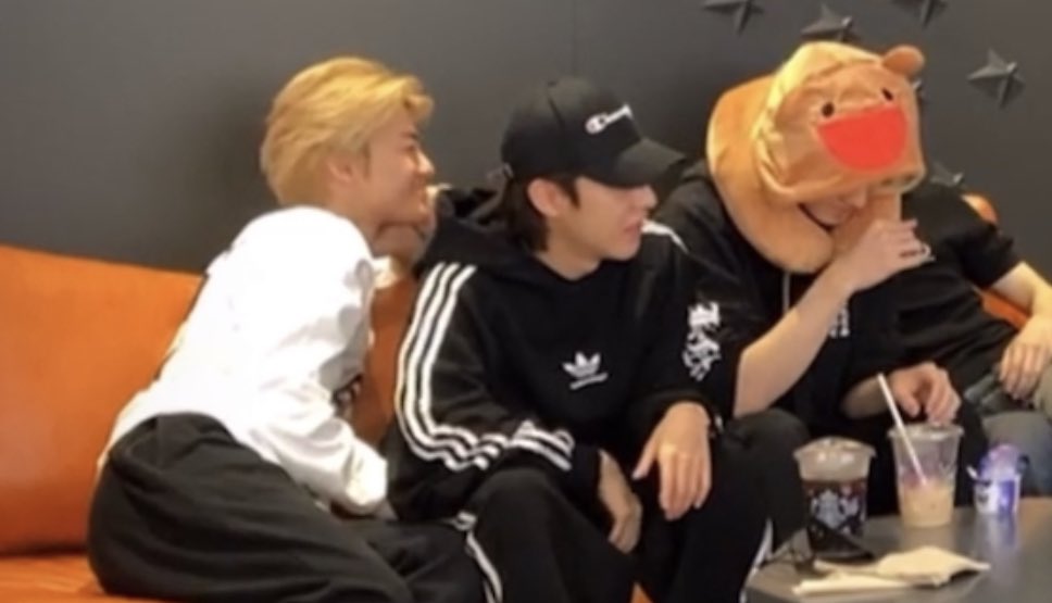 14prils's tweet image. เห็นนะ นั่งห่างกันแต่พี่ม้าคก็ยังยื่นมือมาจับแก้มน้องจนได้