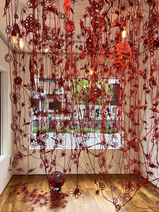 古川商店街脇の小さなギャラリーの展示を冷やかしてから近くのカフェで珈琲飲んでる。

電気コードを編んで制作しているらしい。 