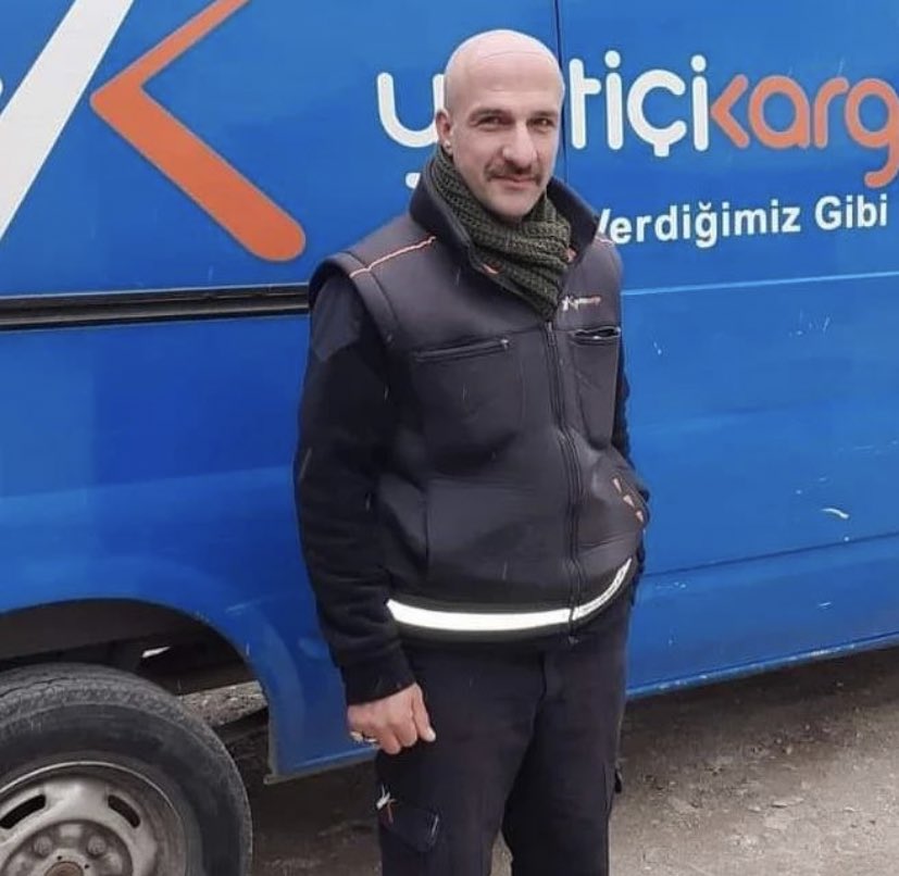 sinem_karr's tweet photo. Bugün kargocuma kahroldum. Benim kargolarımın kahramanı. Abi evde değilim, abi acil getirir misin, abi yol üstü avm ye bırakır mısın? Memleketimin her bir bireyi her bir çalışanı her bir esnafı, aileydik biz çok güzel çok geniş bir aile. Mekanın cennet olsun abicim #hatay #deprem https://t.co/PJPKnvQZhX