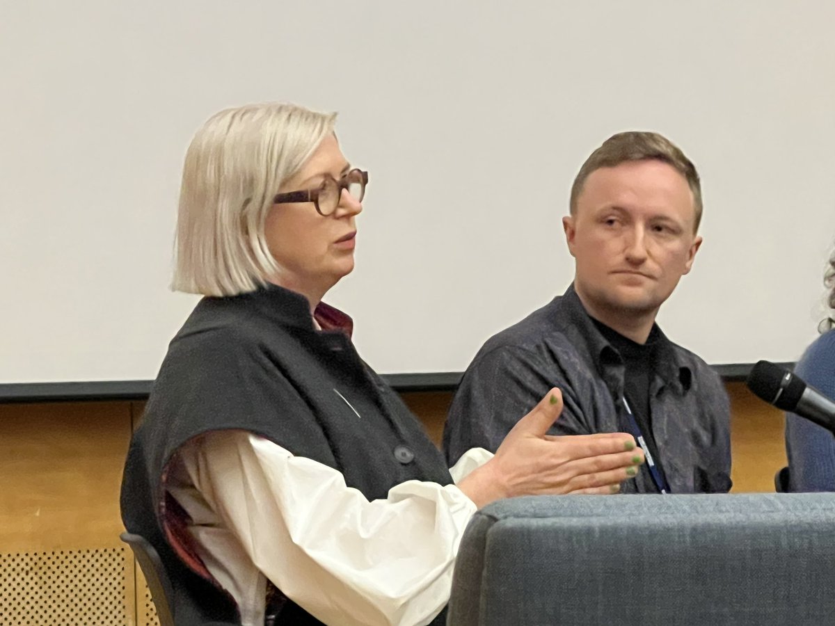 sofafridays's tweet image. Big THANK YOU to ELIZABETH PRICE for joining us today and talking us through a myriad of practices and ideas. Thanks also to Marcus Jack for chairing, to @fdjardine and @Panel_Glasgow, &amp;amp; to our astute panel, Emma Aars, Olivia Wiles, James Epps &amp;amp; Mira Knoche ✨