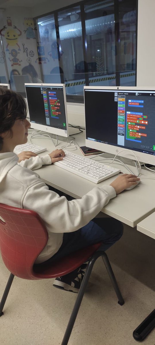 BK_Luleburgaz's tweet image. Ortaokul öğrencilerimizle Robotik Kodlama dersimizde eğlenerek öğrenmeye devam ediyoruz. Minecraft Education uygulamamızda Python programlama dilini kullanarak her hafta belirlemiş olduğumuz sorun ve problemlerimize çözümler bulup hayal dünyamızı geliştiriyoruz. 🤖 #algoritma