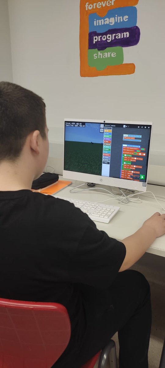 BK_Luleburgaz's tweet image. Ortaokul öğrencilerimizle Robotik Kodlama dersimizde eğlenerek öğrenmeye devam ediyoruz. Minecraft Education uygulamamızda Python programlama dilini kullanarak her hafta belirlemiş olduğumuz sorun ve problemlerimize çözümler bulup hayal dünyamızı geliştiriyoruz. 🤖 #algoritma