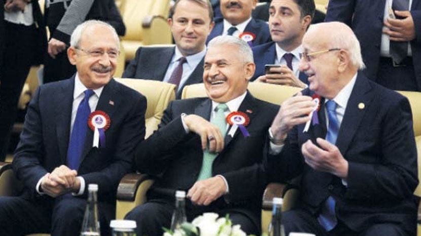 YSKnın mühürsüz pusulalarla rejimi değiştirdiği, Kemal beyin YSK önüne sembolik de olsa gidip, tek kelime itiraz etmeyip sonucu kabullendiği referandumdan tam 7 gün sonra verilen bu görüntü aklıma gelince, “ulan yine mi bir tiyatroda figüran olacağız” diye düşünmüyor değilim!!!