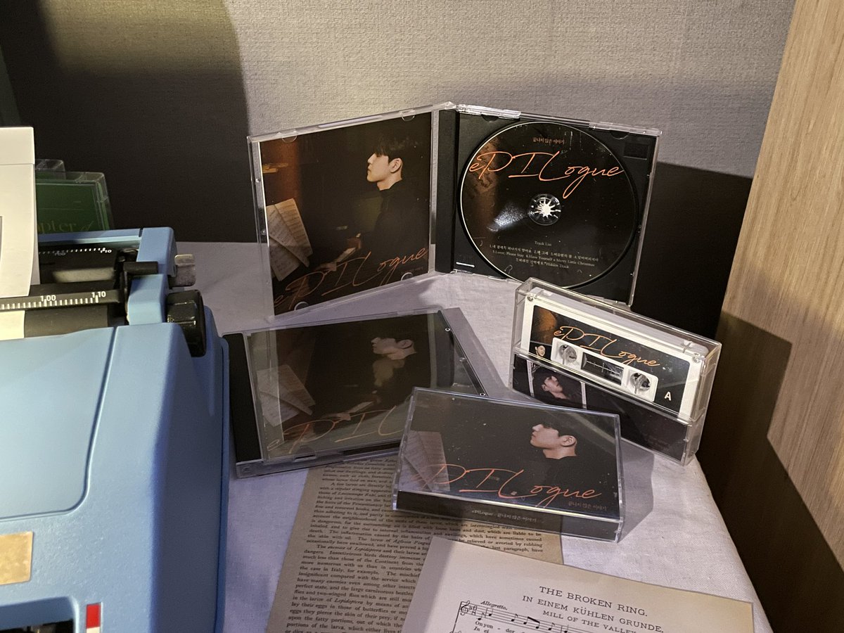 duckfeel_'s tweet photo. 입대 1주년 기념
𝑾𝑶𝑵𝑷𝑰𝑳’𝒔 𝑪𝑶𝑽𝑬𝑹
<𝙚𝙋𝙄𝙇𝙤𝙜𝙪𝙚> CD &amp; 카세트테이프

#데이식스 #DAY6 #Wonpil #원필 #필레이리스트 #pilaylist https://t.co/hWRD410rjt