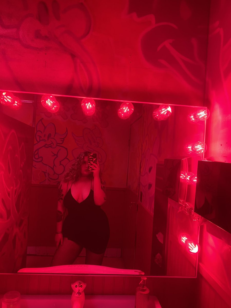 therachcro's tweet photo. just dropping in to say hello https://t.co/niEeH91KbT