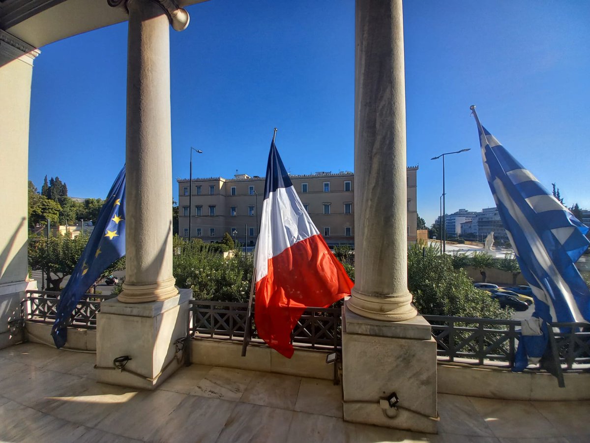 francediplo's tweet photo. La #France 🇫🇷 souhaite une bonne fête nationale à la #Grèce 🇬🇷 ! Forts de nos liens d’amitié, nous continuerons d’œuvrer ensemble au renforcement de la souveraineté européenne et à défendre nos valeurs communes. 🇪🇺

@MinColonna @NikosDendias @FranceenGrece https://t.co/tj9HHr2z22
