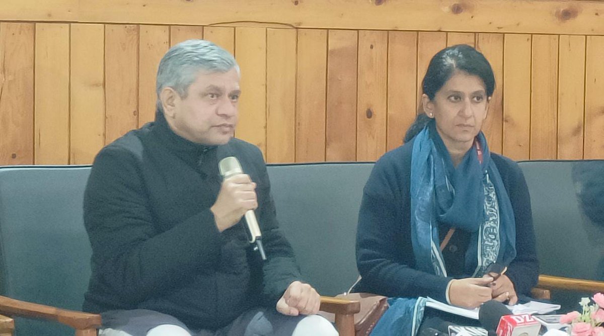 RisingKashmir's tweet photo. #Udhampur-#Srinagar-#Baramulla #RailwayLink to be completed by January 2024: Union Minister #AshwiniVaishnaw
Special designed #VandeBharat #trains being manufactured for #Kashmir
Reports @IrfanYattoo
@diprjk @OfficeOfLGJandK
@RailMinIndia
https://t.co/aWShCZm1CP https://t.co/w2qlC5wvmu
