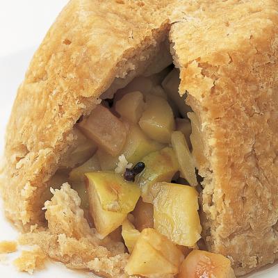 DeliaOnline's tweet photo. Saturday's #recipeoftheday - Old English Apple Hat https://t.co/LMcNJxnUVj #puddings #homemade #apples #cloves #steamedpudding #spices #seasonedpioneers #recipes https://t.co/6cKKyJJmV2