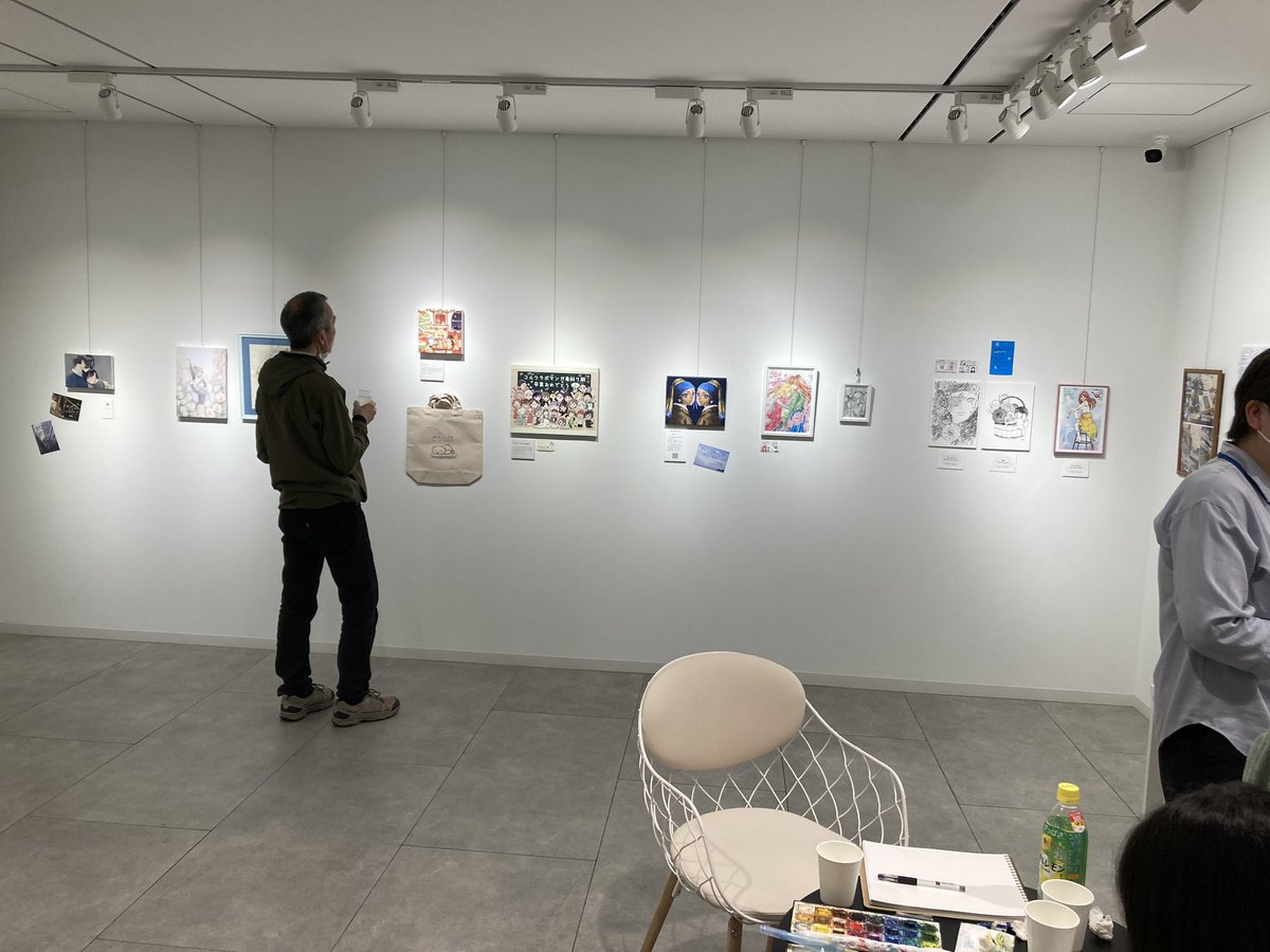 オンラインの講義からできた、オフラインの展示会。
絵画展示の他、読めるポートフォリオや同人誌販売もやってます
美術部時代に展示作品出す勇気がなかった私…作品出せばよかった〜
#コルクラボマンガ専科
#コルクラボマンガ専科卒展 https://t.co/45mr3fLILj