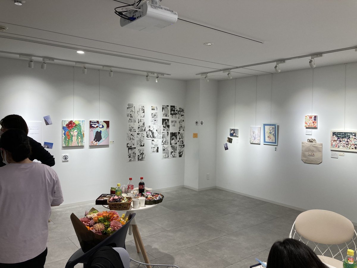 オンラインの講義からできた、オフラインの展示会。
絵画展示の他、読めるポートフォリオや同人誌販売もやってます
美術部時代に展示作品出す勇気がなかった私…作品出せばよかった〜
#コルクラボマンガ専科
#コルクラボマンガ専科卒展 https://t.co/45mr3fLILj