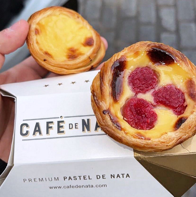 The Classic Nata is always a must but the award winning Raspberry Nata 🥇 will also sweep you off your feet!! What’s your favourite nata combo? 🥧

#pasteldenata #pasteisdenata #vegan  #plantbased #londonfoodie #LondonEats #LondonFoodTours #london #cafedenata #portugal