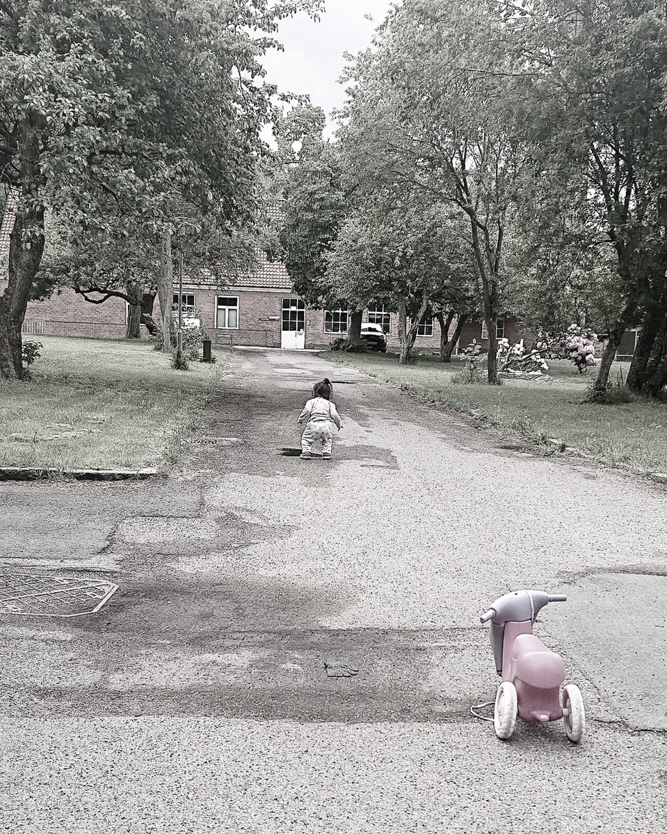 1.097 BØRN HAR VÆRET INKVARTERET PÅ ET UDREJSECENTER. Det ældste barn, der er født og opvokset på et dansk udrejsecenter er 5 år.

⁉️ Hvor længe kan danske borgere stå inde for at opbevare børn og voksne under forhold, der vil nedbryde ethvert menneske? #dkpol <a href="/alternativet_/">Alternativet</a>