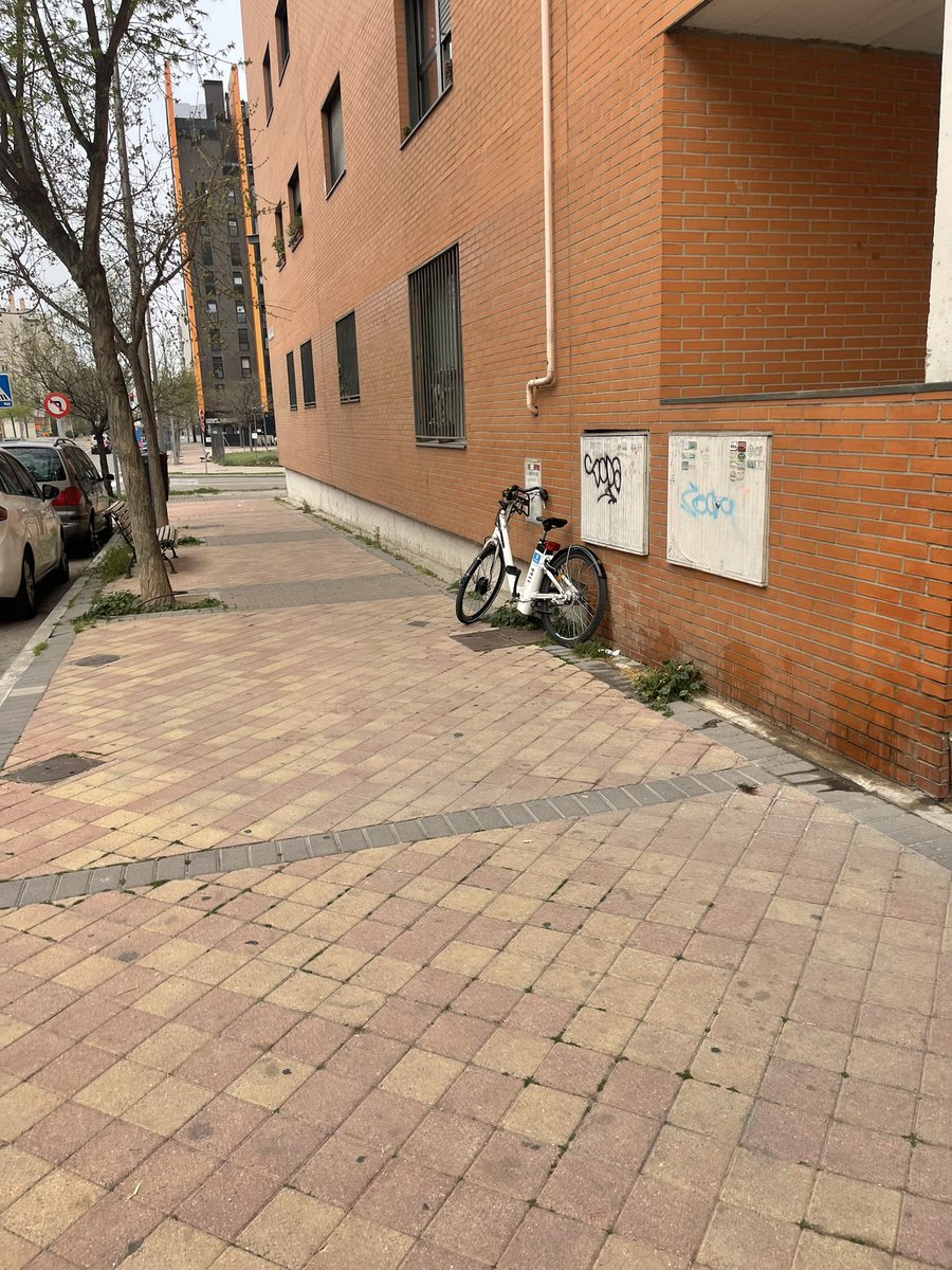 MariolaCaeiro's tweet photo. @bicimad me he encontrado una de vuestras bicis descoyuntada. Os mando ubicación por md si queréis https://t.co/RCSR4ipd0Y