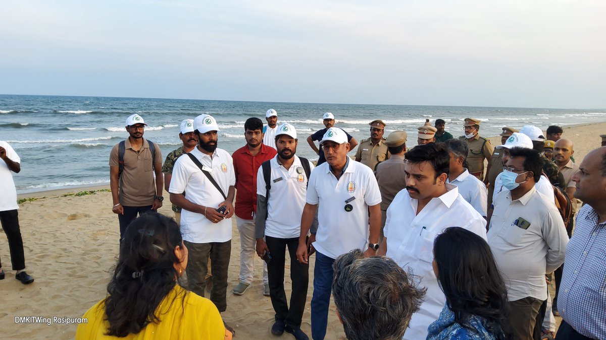 #BesantNagar #ElliotBeach  'International Day of Forests'

மார்ச் 21, உலக வன தினத்தை முன்னிட்டு ஆண்டுதோறும் செய்துவரும் தனியார் தொண்டு அமைப்பின் கடற்கரை தூய்மை படுத்தும் பணியை பெசண்ட் நகர் எலியாட்ஸ் கடற்கரையில் நேற்று மாலை தொடங்கி வைத்தேன். உடன் அரசின் கூடுதல் தலைமைச் செயலாளர்