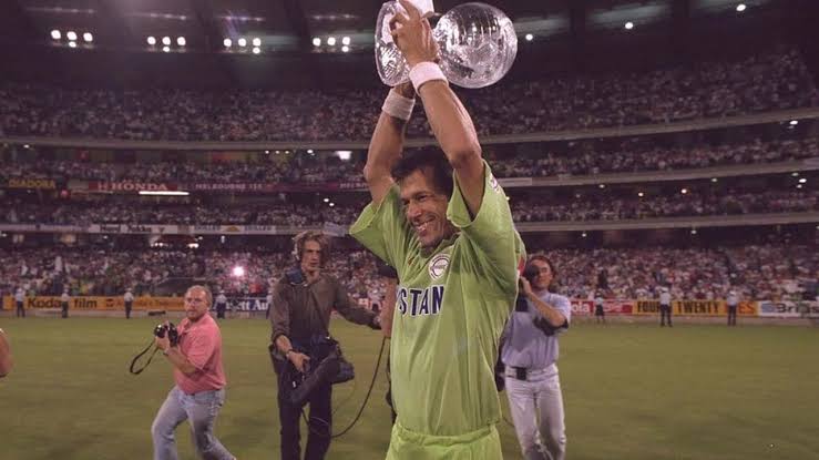 If I could travel back in time I would like to relive these moments when I was a 12 years old kid who watched Pakistan winning the #1992worldcup on live TV and witnessed the celebrations after that..

 #Pakistan #ImranKhan #WasimAkram #InzimamUlHaq #PakistanZindabad