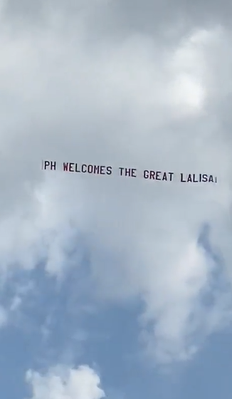 PhilippineStar's tweet photo. 'PH WELCOMES THE GREAT LA LISA'

An aircraft carrying the sign ‘PH Welcomes The Great La Lisa’ appears several times as Filo Blinks await #Blackpink’s World Tour at the Philippine Arena on Saturday. | @lyka_nics https://t.co/RElyXfVwWa