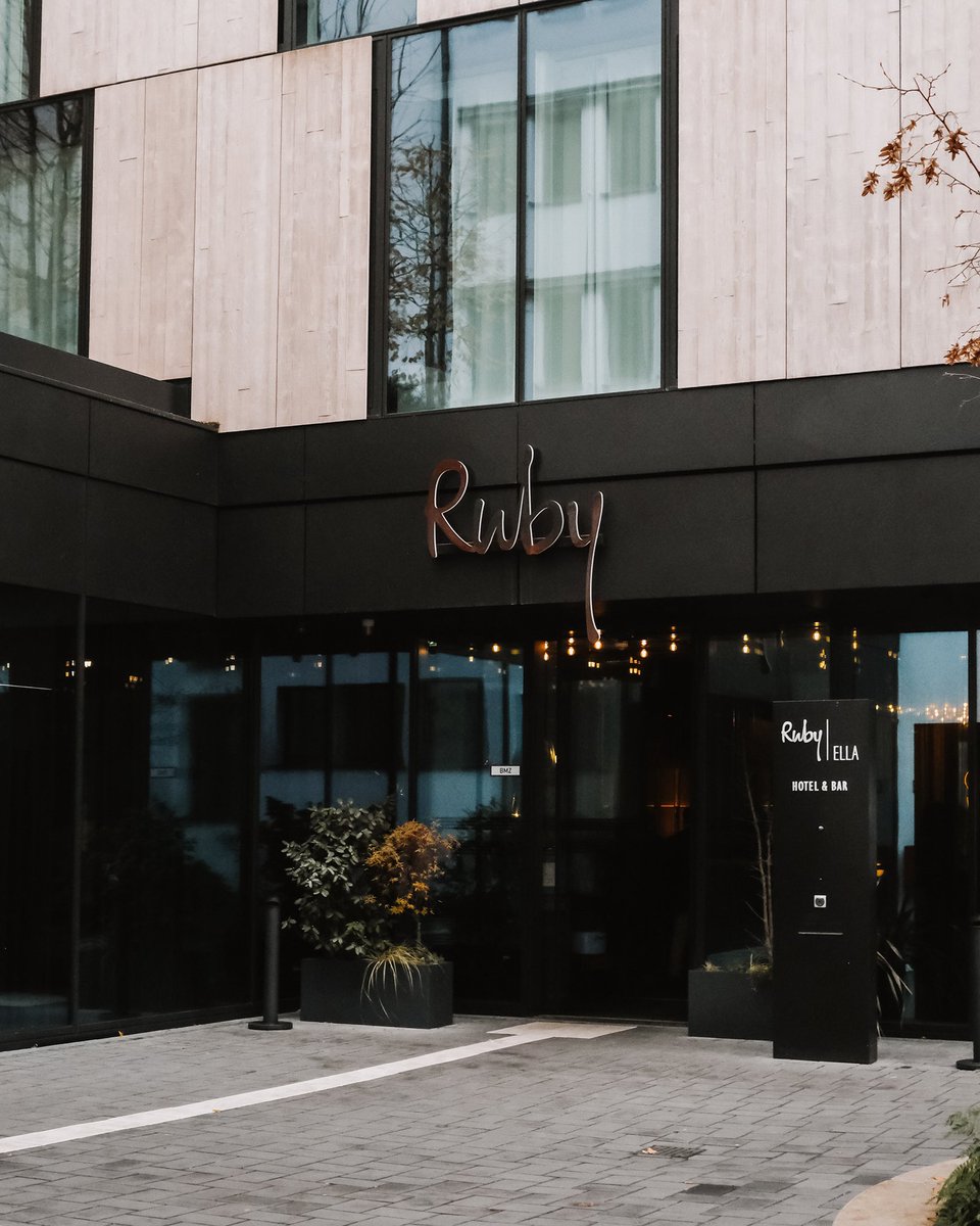 Ruby Ella Hotel &amp; Bar in Keulen. Als je op zoek bent naar een centraal gelegen hotel in #Keulen, waar je niet alleen je bed kan opzoeken, maar ook de gezelligheid, dan is dit het #hotel waar je naar op zoek bent. 🍸