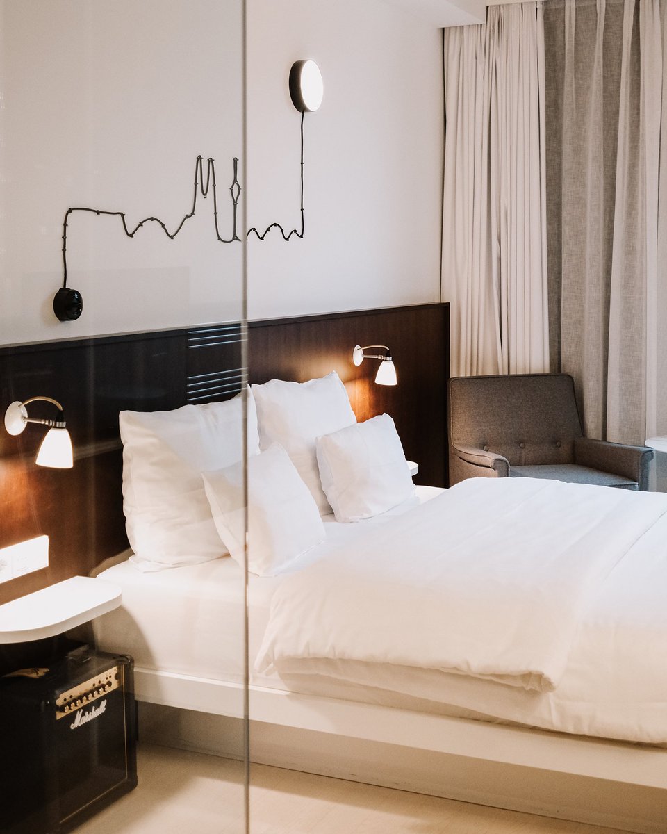 mustvisits's tweet photo. Ruby Ella Hotel &amp; Bar in Keulen. Als je op zoek bent naar een centraal gelegen hotel in #Keulen, waar je niet alleen je bed kan opzoeken, maar ook de gezelligheid, dan is dit het #hotel waar je naar op zoek bent. 🍸 https://t.co/2Er9mk8GBg