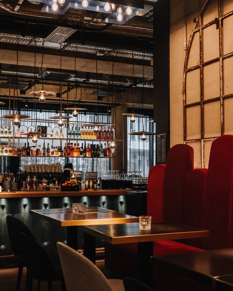 mustvisits's tweet photo. Ruby Ella Hotel &amp; Bar in Keulen. Als je op zoek bent naar een centraal gelegen hotel in #Keulen, waar je niet alleen je bed kan opzoeken, maar ook de gezelligheid, dan is dit het #hotel waar je naar op zoek bent. 🍸 https://t.co/2Er9mk8GBg