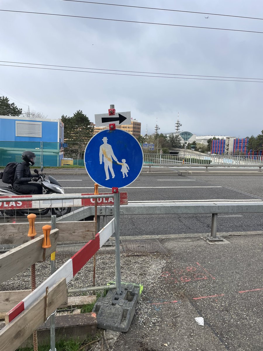 ConnectivityMan's tweet image. IMO this is a sign we need in the #US .. so many dangerous intersections and good idea to remind everyone. #Traffic #trafficsign
