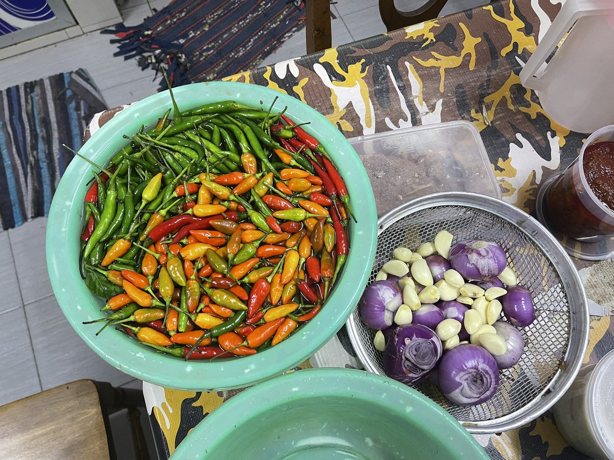 Petua sambal tumis cili api sedap:

Me: Ibu, tangkai cili api nak buang ke tak?
Ibu: tak payah.

Ohh.