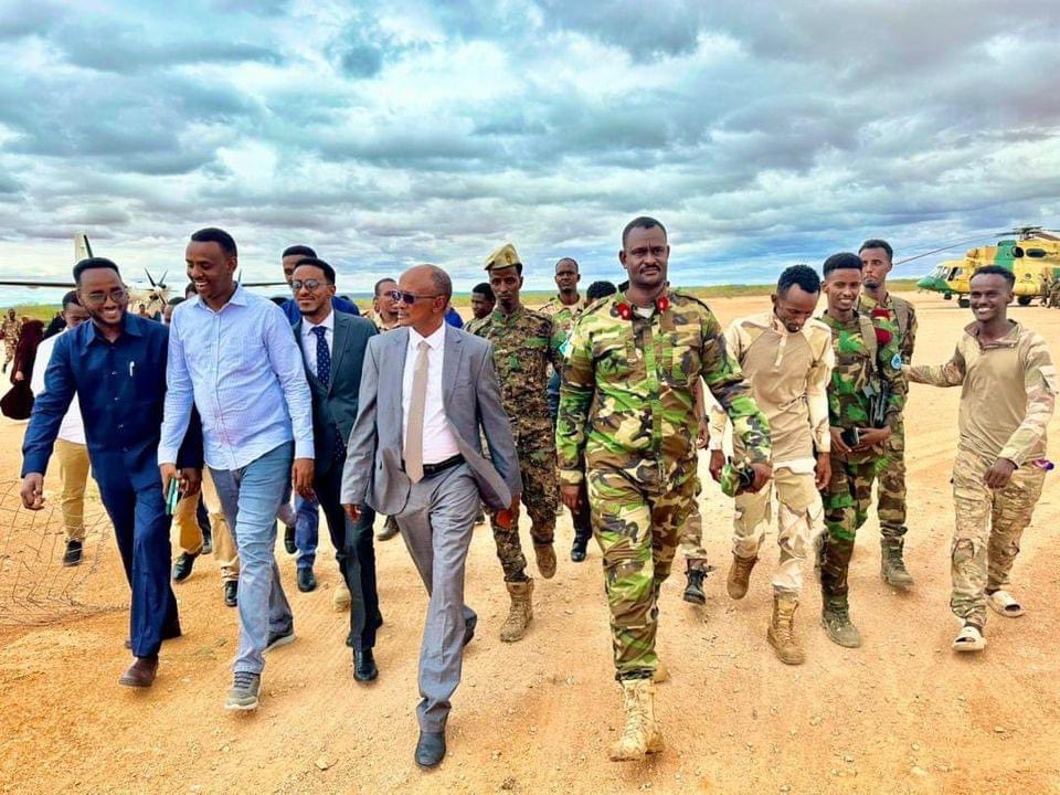 Dekshurei's tweet photo. Governor #Jeyte who went back to #Baledweyne today means that he has started the 2nd phase of the liberation war.
@HShPrez2Ware @AbdirizakOm @hon_khadija @Godahbarre @US2SOMALIA @UKinSomalia @CanadainSomalia @ATMIS_Somalia https://t.co/oeowwopWqo