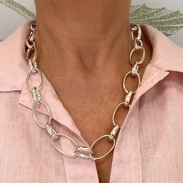 WildeShop's tweet photo. Now that Spring is here, linen shirts, open necklines and relaxed jewellery can’t be far off (🤞)… Our spectacular, hand-forged ovals necklace is a worthy investment for many years of fabulousness to come - made in our workshop &amp; hallmarked in London.… https://t.co/TDaTZXw63a https://t.co/d09S6S8aCe