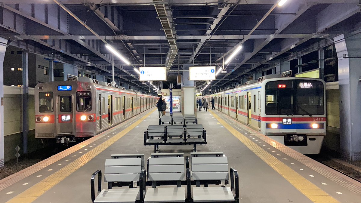 mitsu2000_9020's tweet photo. 運用を離脱した3418編成(右)と
リバイバルカラー3688編成(左)

2/6(月)京成線青砥駅での並び https://t.co/eN1VxHbeE3