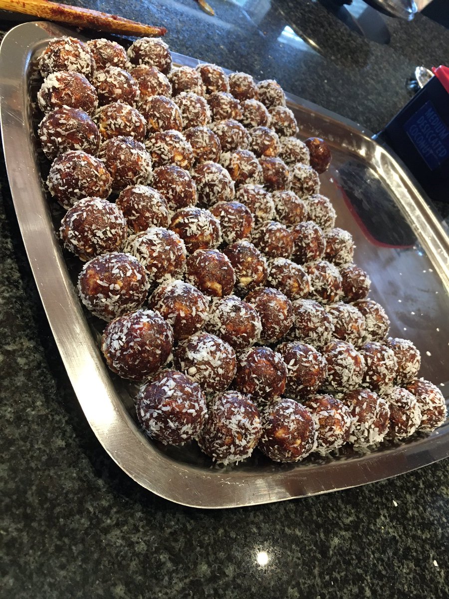 ashrafallie2918's tweet photo. #DateBalls Making another batch this morning. Contact Nuhaa for a perfect fasting day.😎
Lovely at the time of Suhoor (Meal before dawn) or Iftar (Meal after sunset).
Eish! @ReaazAhmed & @Mariam_Engel I only noticed now she chose to sell 7 per pack!😅🤠 https://t.co/OkG6PzENeK