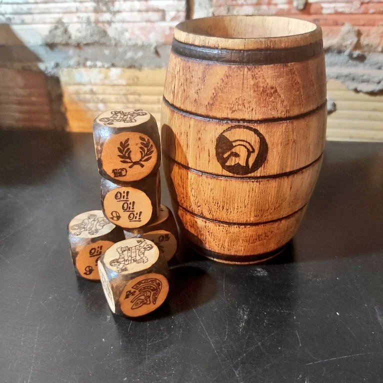 Aprovechando el tirón de la foto del madero durmiendo en el suelo, voy a aprovechar que el algoritmo durante unos días os va a meter mis mierdas en vuestros TL.

Hago cosas como éstas para vender. Si a alguien les interesa que se pronuncie. Las cajas van con discos. Hecho a mano.