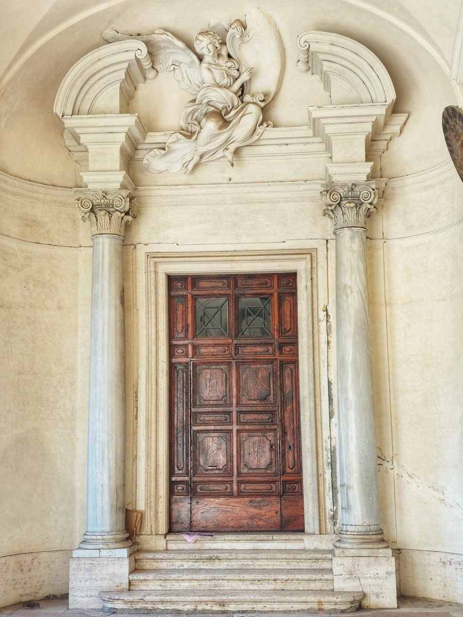PerpetuumAle's tweet photo. La meraviglia nascosta di certe porte.
#Roma  📷mia https://t.co/z7gBcLo7cx