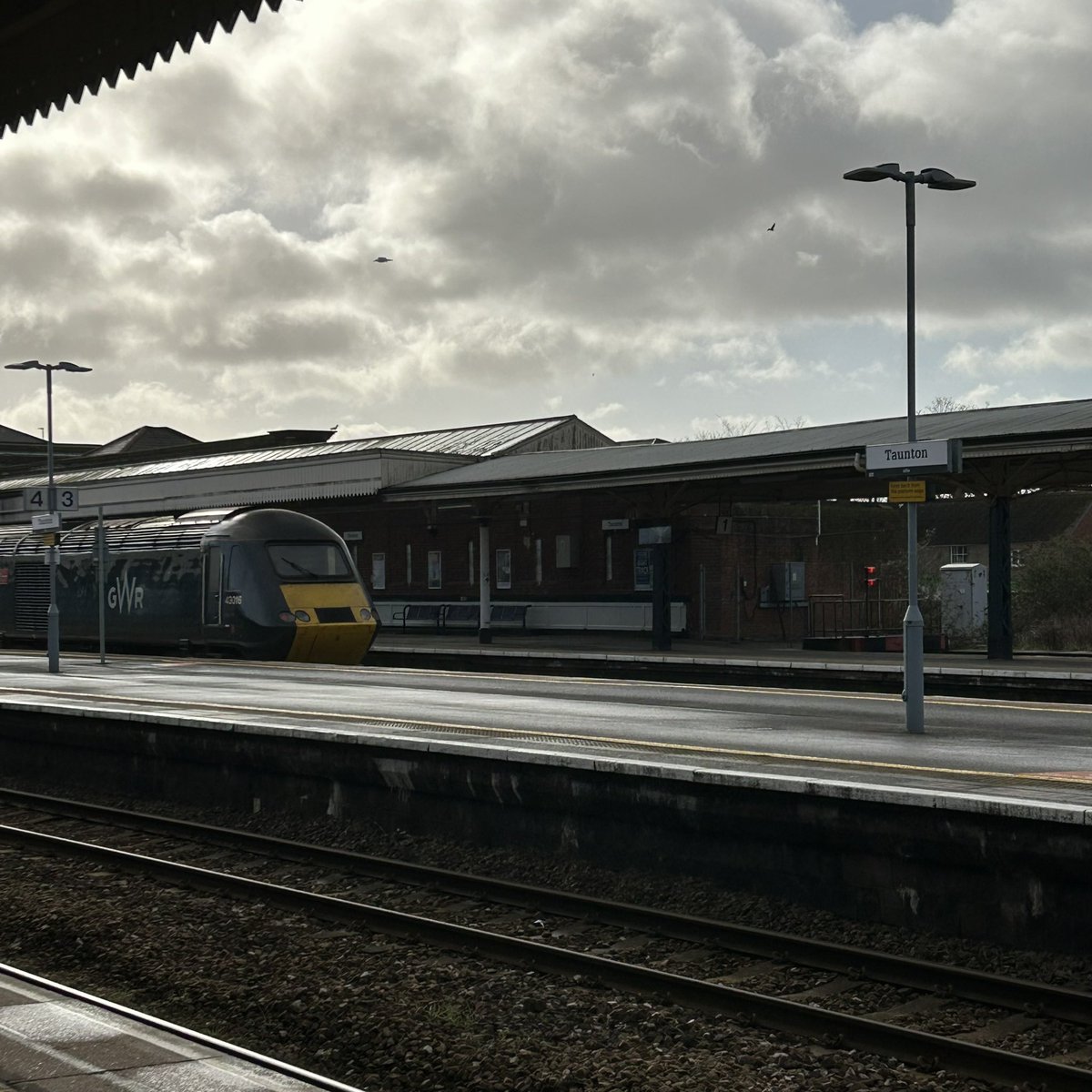gingerfig's tweet photo. Off for a jaunt #currentview #notmytrain #Platform5 #whereamIgoing ๐ค๐ https://t.co/U1ml42DvRx
