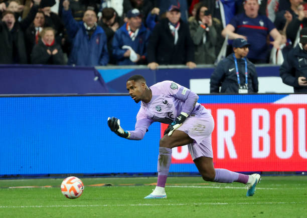 🗣️ Didier Deschamps: Mike Maignan saved a penalty, what did you think of his game? 'It's Mike. I didn't have to ask myself that question. He was injured but whether it was his goalkeeping skills or his mental attitude. Total confidence. Mike has everything to take over.'