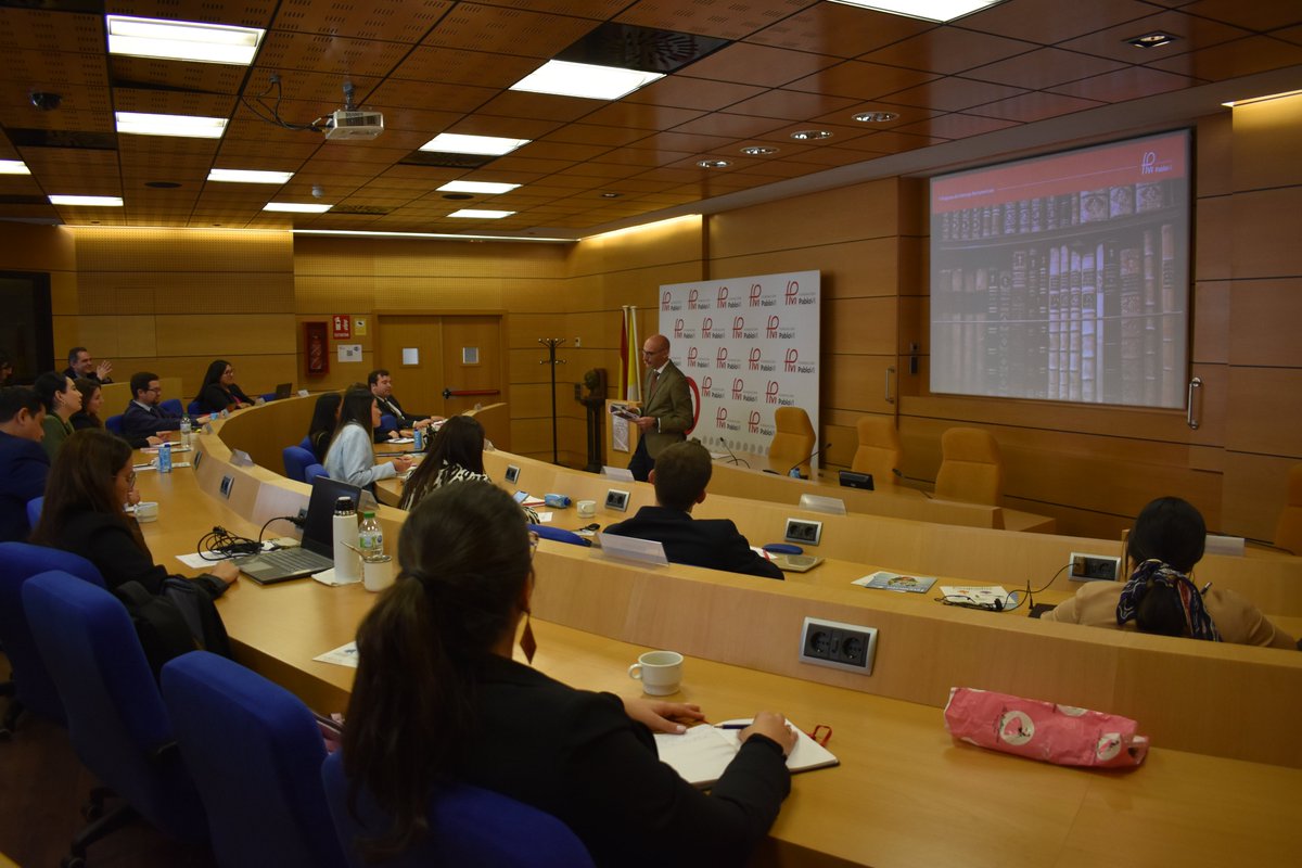 fpablovi's tweet photo. 🎓Finaliza la V edición del programa de #liderazgoiberoamericano. Un programa que inspira, que remueve, que deja huella; que invita y anima a diseñar el cambio y "poner patas arriba las cosas", desde el respeto institucional (hilo) https://t.co/YyAmLOuQE5