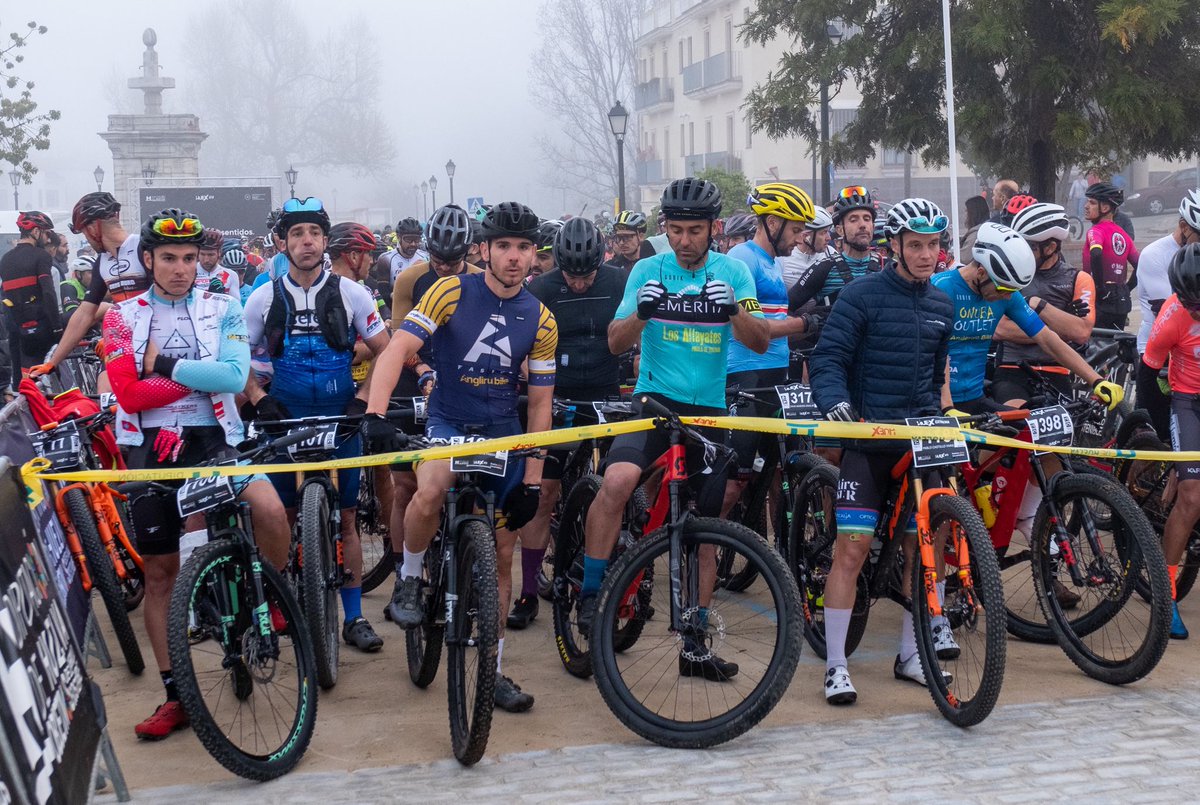 DipuHU's tweet photo. 🚵🚵‍♀ ARRANCA LA #HUEXEXTREMA2023

🔹 Espectacular ambiente deportivo en la salida de la prueba desde el municipio serrano de Cortegana. 
👉 La presidenta ha acompañado a los/as participantes en el inicio de esta competición BTT.

🙌🙌 ¡Mucha suerte a todos/as! 🙌🙌 https://t.co/6bh9hgU0Se